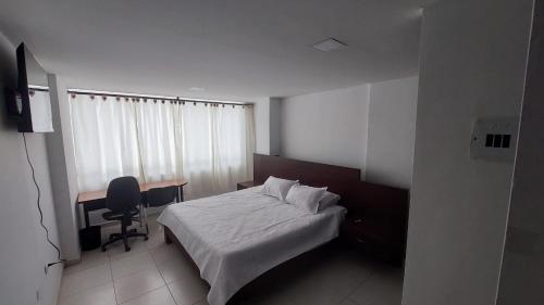 Una cama o camas en una habitación de EDIFICIO MALU REAL habitaciones y apartaestudios sin cocina