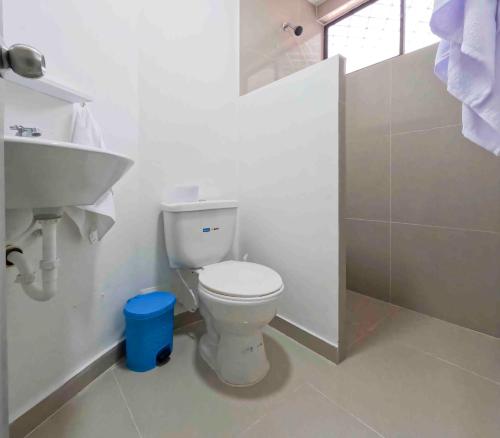 La salle de bains est pourvue de toilettes blanches et d'un lavabo. dans l'établissement Casa rodadero, à Santa Marta