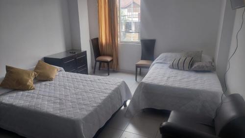 Una cama o camas en una habitación de EDIFICIO MALU REAL habitaciones y apartaestudios sin cocina