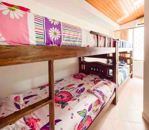 een slaapkamer met 2 stapelbedden in een kamer bij Casa rodadero in Santa Marta