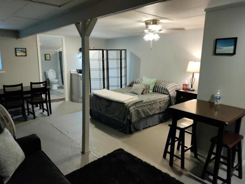 1 dormitorio con cama, mesa y comedor en Make Yourself at Home, en Austin
