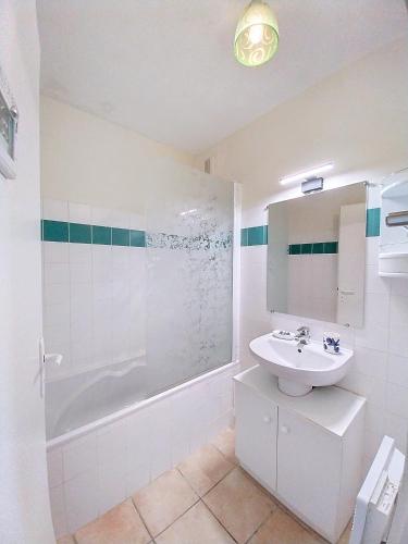 une salle de bain avec un lavabo, une baignoire et des toilettes dans l'établissement V-Dune 01-Vieux Boucau Appartement 4 personnes proche de la plage, à Vieux-Boucau-les-Bains