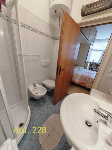 Bilik mandi di Garda Apartments in Euroresidence