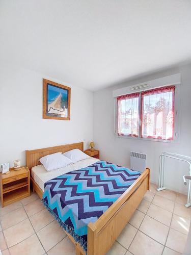 une chambre avec un grand lit dans une pièce dans l'établissement V-Dune 01-Vieux Boucau Appartement 4 personnes proche de la plage, à Vieux-Boucau-les-Bains