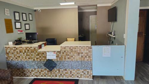 una oficina con un vestíbulo con un mostrador de azulejos en EconoLodge Lavonia en Lavonia