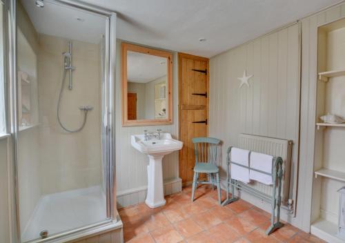 uma casa de banho com um lavatório, um chuveiro e um lavatório. em Tusker House em Wells-next-the-Sea