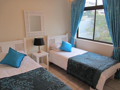 - une chambre avec 2 lits et une fenêtre dans l'établissement Del Este 10, à Margate