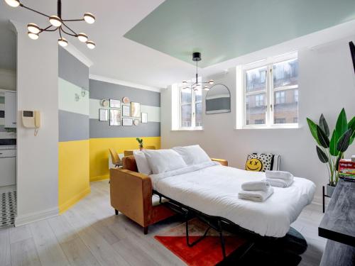 1 dormitorio con 1 cama grande en una habitación en Quirky City Centre Apartment Free parking Pass the Keys, en Mánchester