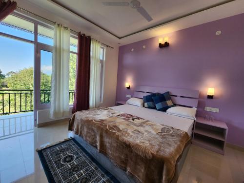 ein Schlafzimmer mit einem Bett mit lila Wänden und einem Fenster in der Unterkunft Destination Bir in Bir