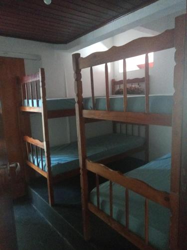Pousada verde mar emeletes ágyai egy szobában