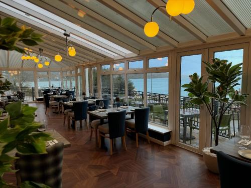 威爾斯班戈的住宿－Nomi Rooms & Restaurant，用餐室设有桌椅和窗户。