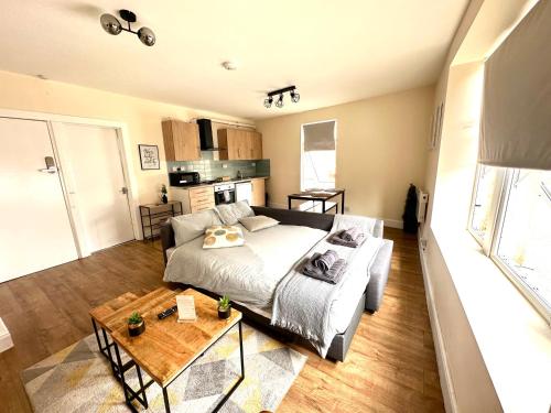 DVMescape flat1 في بريستول: غرفة معيشة مع سرير وطاولة