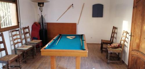 Meja biliard di Maison d hôtes Bungalow Villa Hammam Bien-être et Piscine