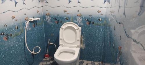 uma casa de banho com um WC numa parede azul em Nestle Beachfront Murudeshwar em Māvalli