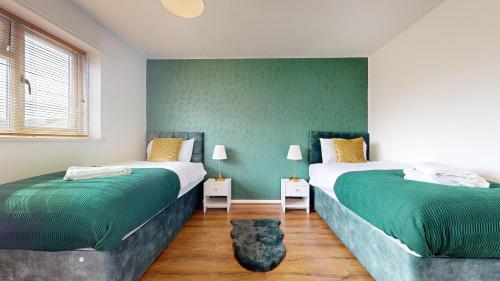 Giường trong phòng chung tại Stunning 3-Bed House in Basildon