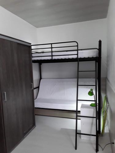 - une chambre avec 2 lits superposés et une porte dans l'établissement Le Mistral Berck, à Berck-sur-Mer