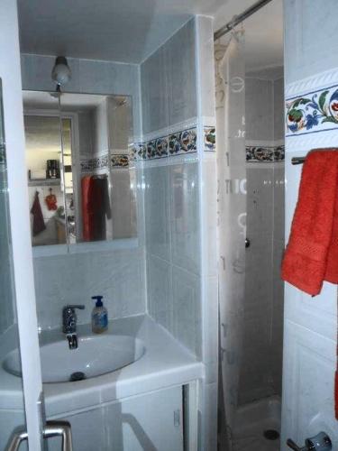 une salle de bain blanche avec un lavabo et une douche dans l'établissement MAS DU SOLEIL Agréable villa mitoyenne 3 pièces Mt St Martin cap d'Agde, au Cap d'Agde