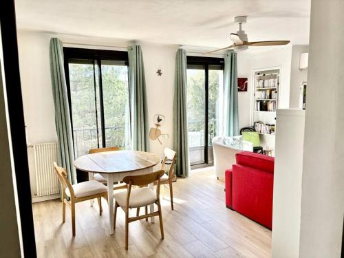 a kitchen and dining room with a table and chairs at Beau T3 moderne et lumineux in Aix-en-Provence