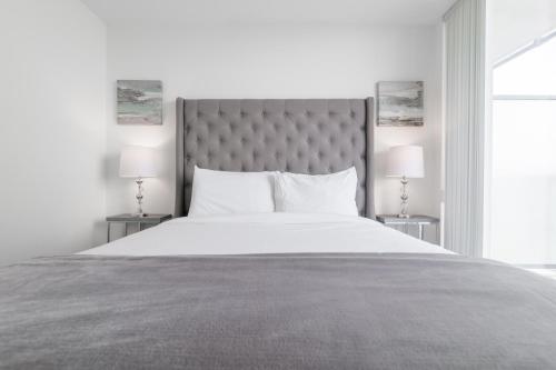 um quarto com uma cama grande e 2 candeeiros em 1BR Condo - City View, Near CN Tower & Rogers Center em Toronto