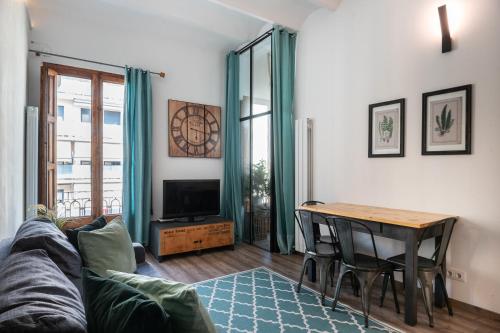 Beautiful renovated Loft minutes from the beach