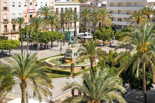 an aerial view of a city with palm trees at Casa Milano 2 in Jerez de la Frontera