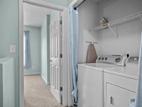 lavadero blanco con lavadora y secadora en Liberty Hills Retreat, en Jacksonville