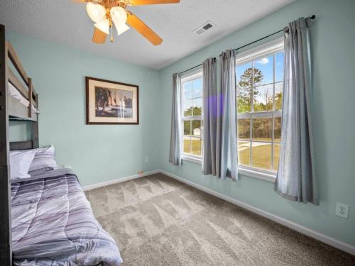 1 dormitorio con cama y ventana en Liberty Hills Retreat, en Jacksonville