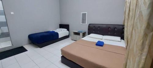 เตียงในห้องที่ Sobey Laris Roomstay GUA MUSANG