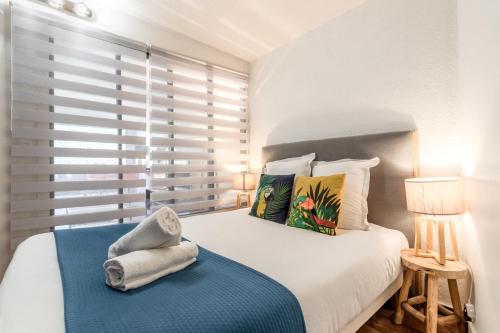ein Schlafzimmer mit einem Bett mit Handtüchern darauf in der Unterkunft Appartement Sun Valley in Chamonix-Mont-Blanc