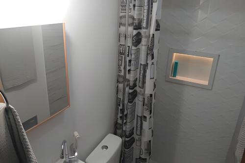 une salle de bain avec un lavabo et un rideau de douche dans l'établissement Suite equipada com cozinha , conforto e paz !, à Brasilia