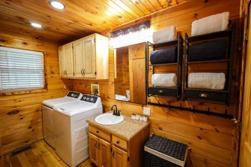 łazienka z pralką i suszarką w kabinie w obiekcie The Lodge at Mt. Hersey w mieście Hasty