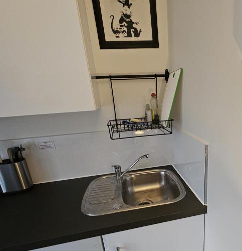 Modern immaculate studio with AC & parking, outside the CAZ photo 10