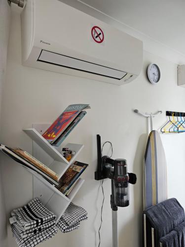 Modern immaculate studio with AC & parking, outside the CAZ photo 25