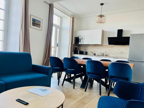 une chambre avec des chaises et une table ainsi qu'une cuisine dans l'établissement Le Léonard- T5 entre Loire et Château Royal - Manoir de la Concorde, à Amboise
