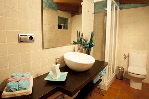 un bagno con lavandino e WC di Casa rural Urederra 1 y 2, en Baquedano, donde inicia la ruta del Nacedero del Urederra a Baquedano