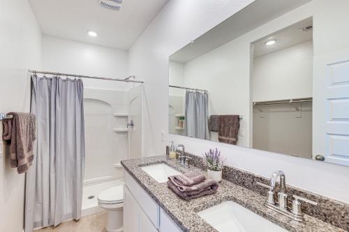 Bilik mandi di Maricopa Home with Putting Green and Covered Patio!