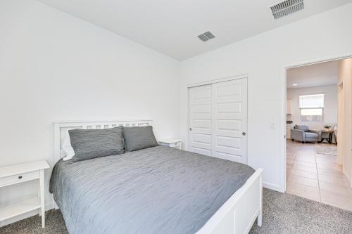 Katil atau katil-katil dalam bilik di Maricopa Home with Putting Green and Covered Patio!