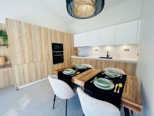 une cuisine avec une table et des chaises dans une cuisine dans l'établissement Apt 2-4pers/6'piedplage/terrasse/parking, à Arcachon