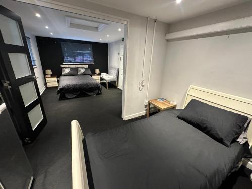 1 dormitorio con 1 cama grande en una habitación en The Stables Room 1, en Takeley