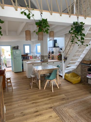 une cuisine et une salle à manger avec une table et des chaises dans l'établissement Magnifique maison de pecheur face à la mer, à Cagnes-sur-Mer