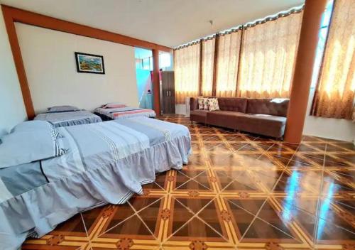 sala de estar con 2 camas y sofá en Beit Saba, en Moyobamba