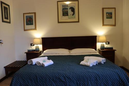 a bedroom with a bed with two towels on it at Azienda Agraria Il Cardellino 1 in San Valentino di Villa