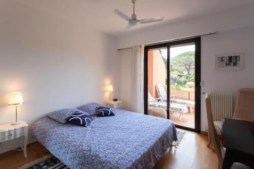 une chambre avec un lit et une porte coulissante en verre dans l'établissement villa dans résidence à Cannes, à Cannes