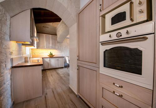 a kitchen with an oven and a counter top at Geroulios Kastro, a Grand Estate, By ThinkVilla in Vatoudhiáris
