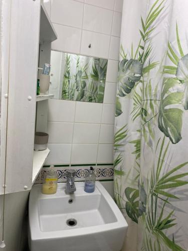 a bathroom with a sink and a mirror at Incredibly spacious Room, Sitting Room, Kitchen, Bathroom and Balcony in Oxford