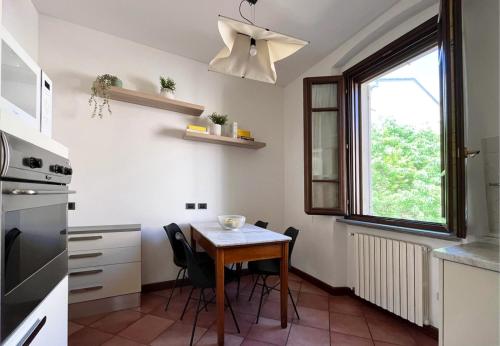 uma cozinha com mesa e cadeiras e uma janela em Civico 24 em Cremona