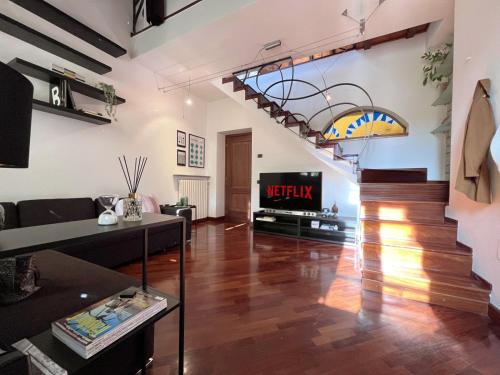 Civico 24 في كريمونا: غرفة معيشة بها أريكة وتلفزيون