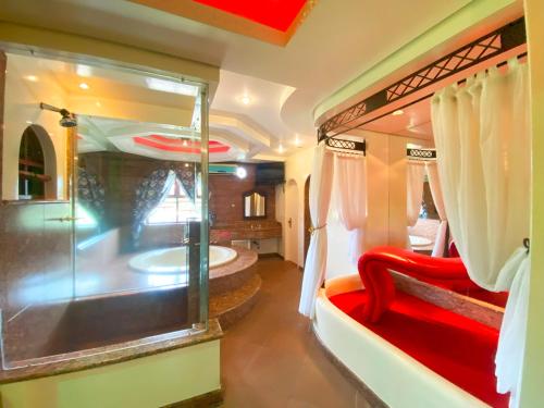 a train car with a red seat and a bathroom at Camelot Motel by Drops in São Leopoldo