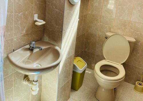 a bathroom with a toilet and a sink at Beit Saba in Moyobamba