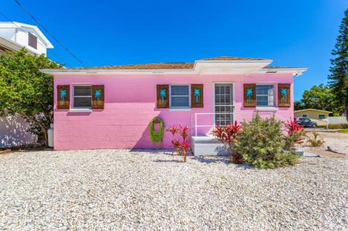 ダニーディンにあるPink Flamingoの砂利道のピンクの家